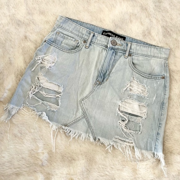 Express Jeans Light Wash Distressed Fray Denim Mini Skirt Size 6 - Picture 2 of 7